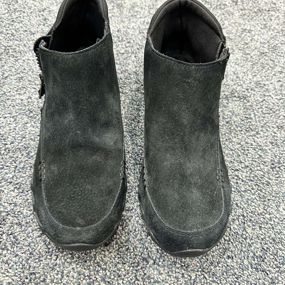 Sketchers Black Suede Ankle Boots